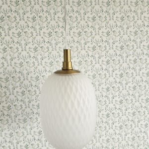 טפט פרחוני עם דוגמת עלים ירוקים