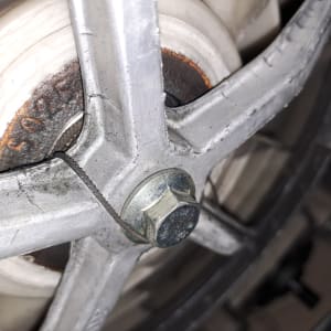 תקריב של גלגל מתכת עם חלודה