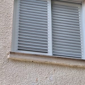 תריסי אלומיניום מותקנים על קיר חיצוני