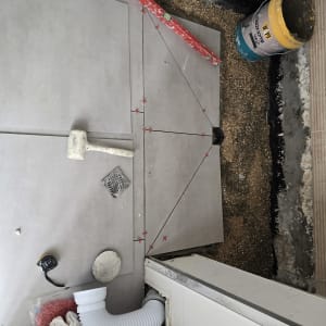 התקנת אריחים וכלי עבודה בשיפוץ חדר אמבטיה