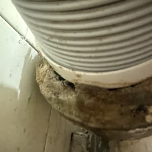 צינור מים עם חיבור לקיר, סימני חלודה