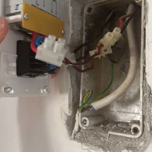 התקנת מודול טיימר בקיר עם חוטי חשמל חשופים