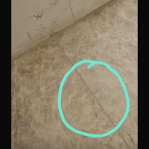 רצפת שיש עם סימון בעיגול כחול
