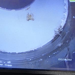 צילום מסך של צינור עם נזילה במצלמה מיוחדת