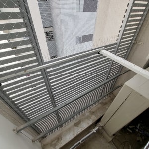 רשת מתכת למניעת כניסת יונים במרפסת בניין