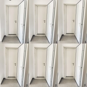 דלתות לבנות מותקנות במסדרון פנימי