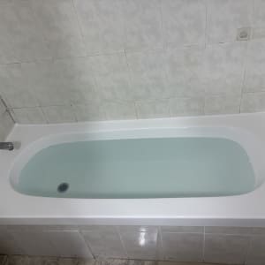 אמבטיה מלאה במים בחדר רחצה מרוצף