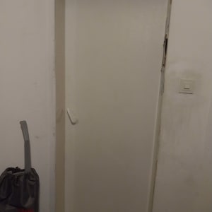 דלת עם ידית לבנה ומוט בטיחות עליון