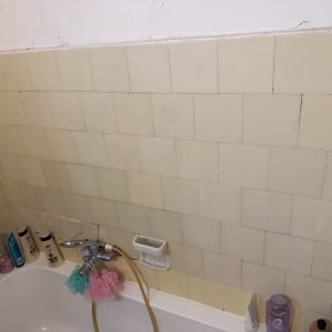 אמבטיה עם אריחים ומוצרי טיפוח