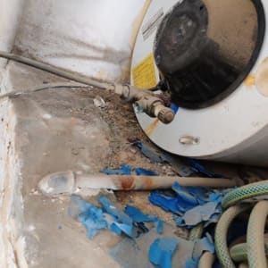 דוד שמש עם צינורות וחלודה על משטח