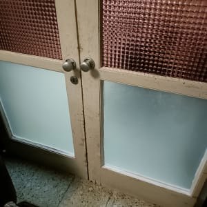 דלת עם זכוכית מחוספסת וזכוכית חלבית