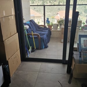 תריסים זכוכית במרפסת עם נוף חיצוני