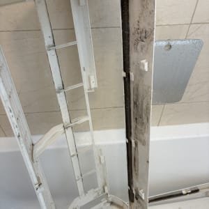 חלקי מזגן מפורקים עם לכלוך ואבק
