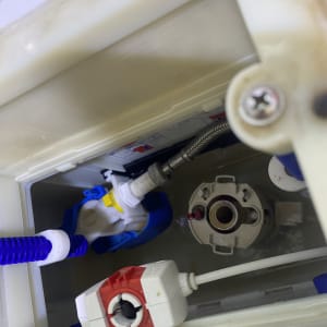 חלקים פנימיים של מיכל הדחה עם צינורות וחיבורים