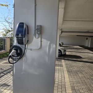 עמדת טעינה לרכב חשמלי עם כבלים על עמוד