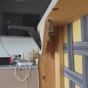 חיבור עץ עם מתכת בעבודת נגרות