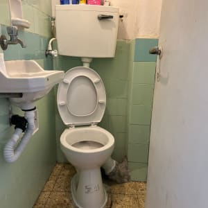 אסלה עם צינור ניקוז, כיור קטן וברז