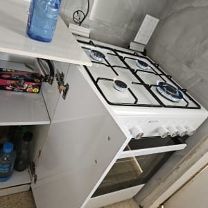 כיריים גז במטבח עם ארון פתוח