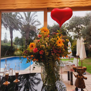 זר פרחים צבעוני עם בלון לב אדום