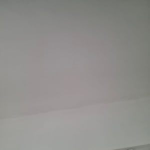 תקרה עם גוף תאורה לבן