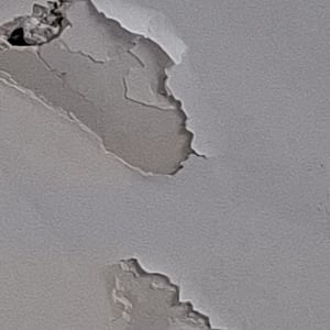 קיר עם קילופי צבע ותיקונים נדרשים