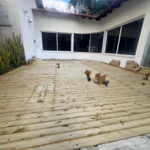 דק עץ בבנייה עם כלים וחומרים על הרצפה