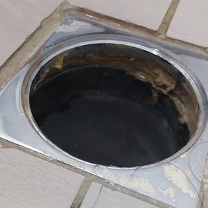 פתח ניקוז ברצפה עם אריחים