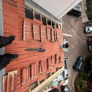 רעפים אדומים מונחים על גג בבנייה