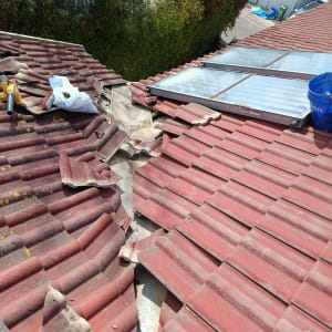 תיקון גג רעפים עם כלים וחומרים