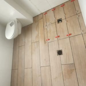 ריצוף חדש בחדר אמבטיה עם התקנת אריחים