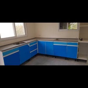 משטח שיש אפור במטבח עם ארונות כחולים