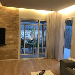 דלתות אלומיניום עם זכוכית בסלון מואר