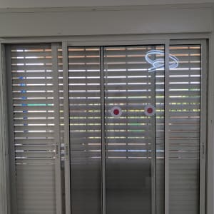 תריסים סגורים עם עיצוב מודרני בחדר פנימי