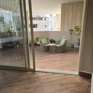 ויטרינת אלומיניום ודלת רשת הזזה ליציאה למרפסת