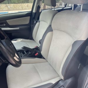 מושבי רכב נקיים עם ריפוד בהיר