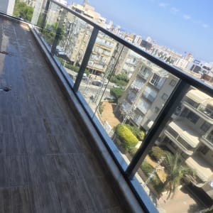 מרפסת עם רצפת עץ ונוף עירוני