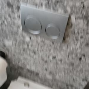 לחצן הדחה על קיר בחדר אמבטיה