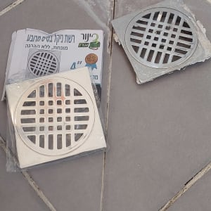 רשת ניקוז מרובעת, אריחים, חור ברצפה