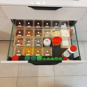 מגירת תבלינים מאורגנת עם קופסאות ותבלינים שונים