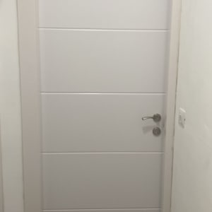 דלת לבנה עם ידית מתכת