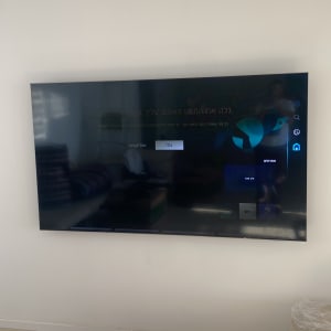 טלוויזיה תלויה על קיר בחדר מואר