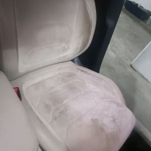 מושב רכב מלוכלך לפני ניקוי