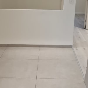 קיר צבוע בלבן עם מתג חשמל