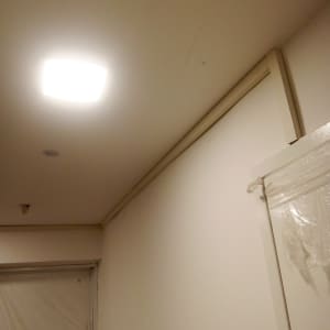 תאורה תקרה עם חוטי חשמל גלויים