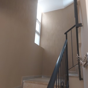 קיר צבוע בצבע בז