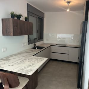 מטבח עם משטחי שיש וזכוכית