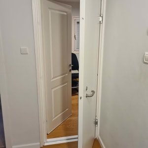 דלתות פתוחות בחדר עם רצפת עץ