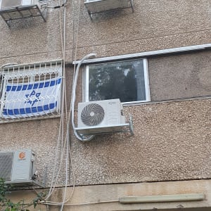 יחידות חיצוניות של מזגנים מותקנות על קיר בניין