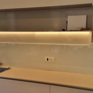 קיר זכוכית במטבח עם כיור וברז