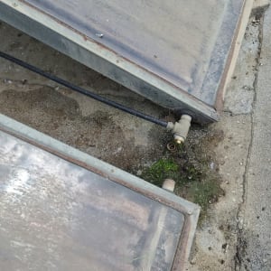 פאנלים סולאריים ישנים עם צינורות חיבור